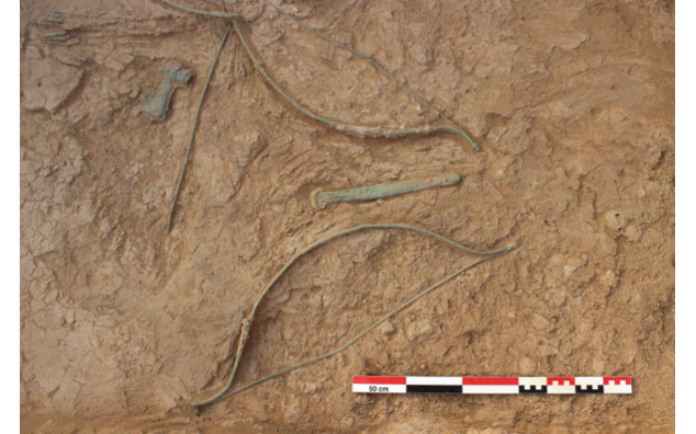 Armes en cuivre datées de l'âge de Fer découvertes par la mission d'Adam (Oman) : Arcs, poignard hache et groupe de pointes de flèches.